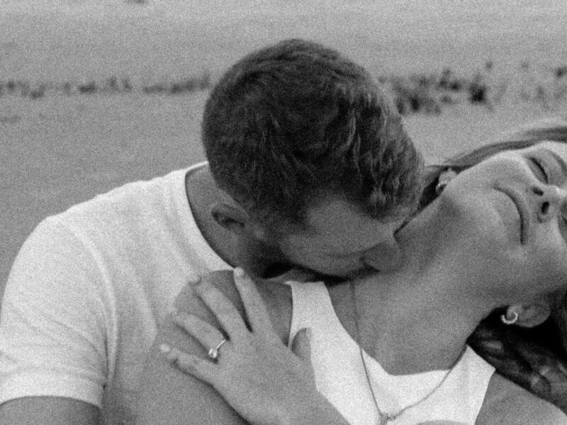 Kuss auf den Hals die erregende erogene Zone beim Küssen