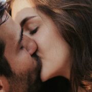 Wie küsst man mit Zunge Richtigen Zungenkuss lernen