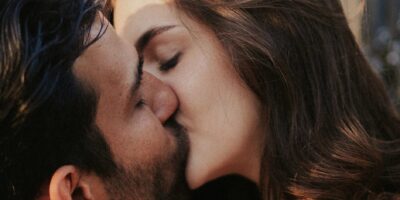 Wie küsst man mit Zunge Richtigen Zungenkuss lernen