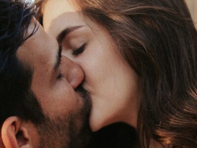 Wie küsst man mit Zunge Richtigen Zungenkuss lernen