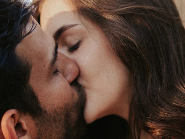 Wie küsst man mit Zunge Richtigen Zungenkuss lernen