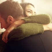 Lange Umarmung zwischen Mann und Frau